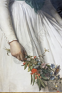 穿着白裙子的女人手里的花朵背景图片