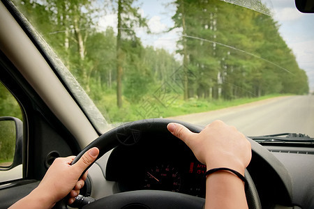 驾驶汽车的妇女车辆交通速度街道女性女士运输旅行镜子挡风玻璃图片