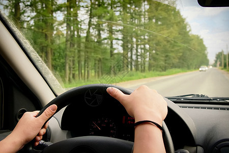 驾驶汽车的妇女车辆玻璃沥青交通安全车速控制旅行挡风玻璃控制板图片