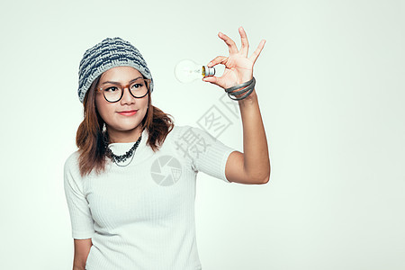 亚洲女人有灯泡的想法 情感上研究喜悦学习记者女士女性微笑快乐思维作家图片