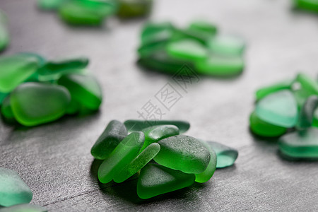 se抛光的绿色玻璃片卵石概念水晶多样性玻璃化废料破坏蓬蓬石头玻璃图片