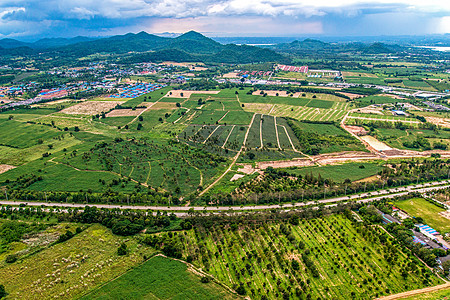 农业与土地开发的空中摄影 农业和土地开发草地房屋全景住房国家住宅农场空气天线财产图片