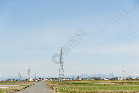 农村电力塔电塔草原草地金属工程传播农场蓝色植物村庄电缆图片