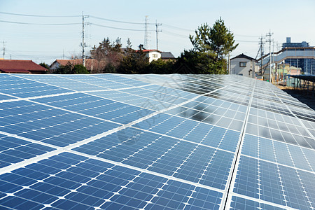 房顶屋顶上的太阳能电池板图片