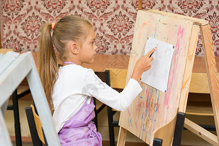 女孩在绘画课的写诗班上涂油漆图片