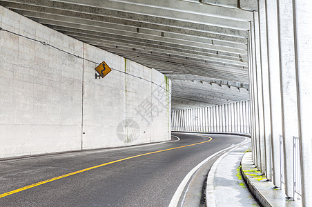 山地隧道安全黑色车辆运输曲线驾驶卡车城市速度踪迹图片