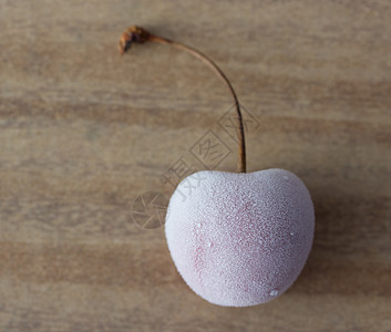冻樱桃水果浆果季节饮食营养宏观白霜甜点果汁木头图片