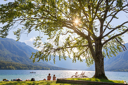 在斯洛文尼亚Bohinj湖附近享受美丽自然的情侣支撑风景旅游海滩运动男人高山阳光森林自行车图片