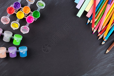 彩色铅笔和谷瓜油漆红色黄色拼贴画蓝色粉笔创造力水粉艺术学校图片