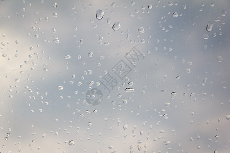 塑料屋顶上的雨滴白色液体日光天空水滴灰色窗户水分玻璃流动图片