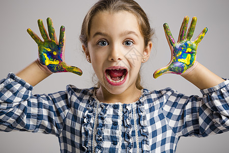 手持油漆的小女孩艺术幼儿园孩子们童年儿童手指画家女孩情感微笑图片