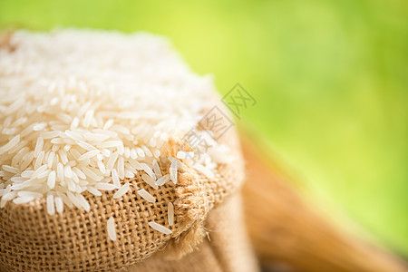 白米 带稻谷的布罗普麻袋木头粮食食物白色米粒背景素食者种子绿色帆布图片