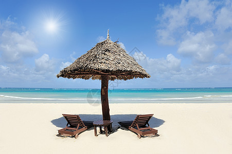 美丽的热带海滩异国支撑游泳游客休息室海岸海浪晴天稻草阳伞图片