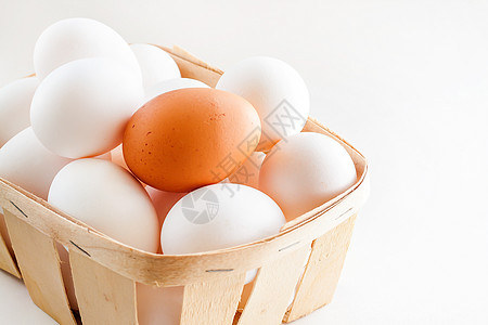 白色背景的全篮子新鲜鸡蛋脆弱性木头家禽椭圆团体生活早餐柳条动物烹饪图片