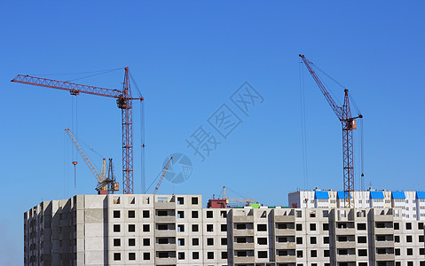 工业景观 天空背面有吊机的轮光阴影g蓝色职业住房城市建筑学机器项目风景金属商业图片