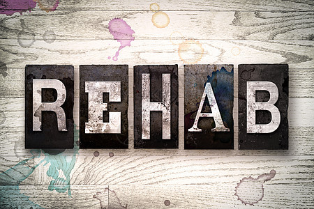 Rehab概念金属发光型凸版积木打字稿字母医疗药品疗法木头物理墨水图片