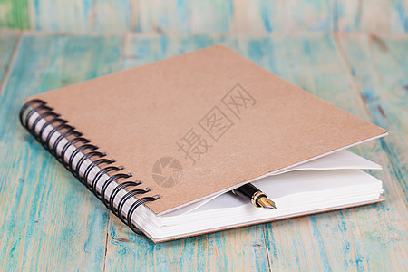 打开线条日记本上的笔的选择性焦点学校日程白色文档记事本商业笔记本会议工作笔记图片