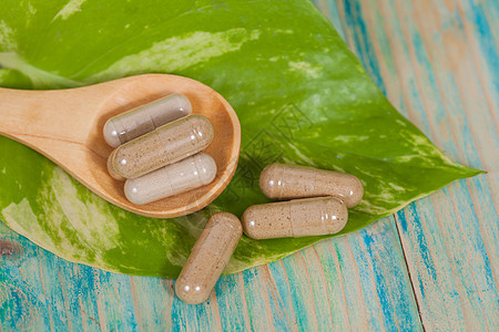 勺子上草药的胶囊 健康饮食以维持健康生活剂量绿色药店水果治疗药品制药药物草本植物图片