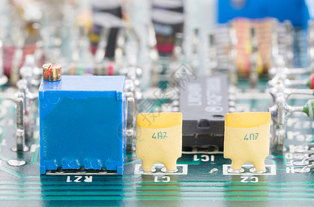 电路板上安装的闭合电子硬件半导体芯片电感木板科学微电路电气电阻器宏观技术图片