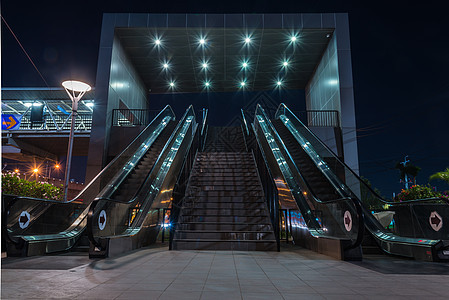 电梯在大楼上下跳动运输城市乘客商业旅行技术购物中心建筑楼梯购物图片