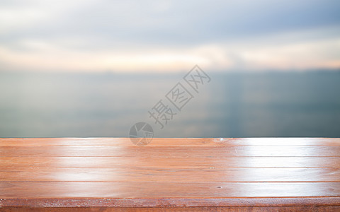 有海背景的老空的木桌面图片