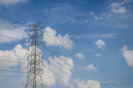泰国高压塔和高压电线覆盖多云蓝色天空图片