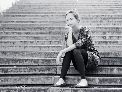 坐在台阶上的悲伤女孩青少年城市思维街道成人孤独悲哀沉思寂寞脚步图片
