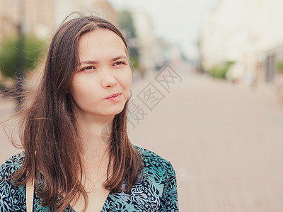 不高兴的英俊年轻女子向外看头脑鬼脸青年困惑工人沉思女性不满愤怒嫉妒图片