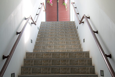 上升在现代大厦的楼梯阁楼灰色石头生长建筑进步白色脚步办公室天空图片