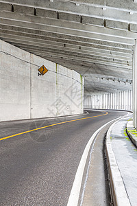 山地隧道曲线驾驶速度交通踪迹黑色运动卡车白色车辆图片
