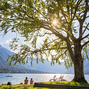 在斯洛文尼亚Bohinj湖附近享受美丽自然的情侣日光浴山脉高山阳光旅行支撑闲暇风景假期男人图片