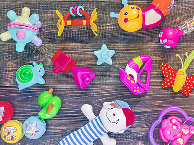 五颜六色的玩具上的顶视图 复古滤镜蓝色乐趣学习婴儿童年教育团体孩子塑料紫色图片