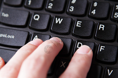 键盘上的手指电脑黑色字母照片笔记本工作背景图片