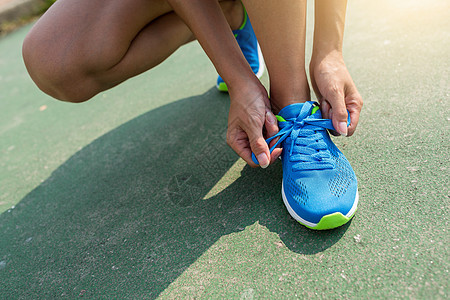 女性在城市中奔跑跑步射线耀斑身体运动员女孩训练阳光光束鞋类图片