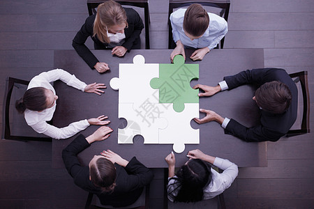 商界人士拼拼谜团队拼图工作女士合伙男人合作绿色思维解决方案图片