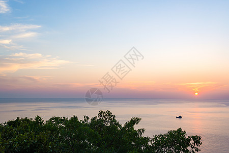 日落时船的广角海景观图片