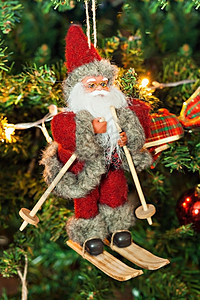 圣诞老人在圣诞树的滑雪玩具上图片