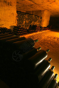 酒桶在地窖里木头生产木桶酒精地面贮存酒厂洞穴栽培店铺图片