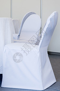配有白织布的椅子用于庆祝假期仪式派对艺术风格玫瑰装饰宴会接待婚姻图片
