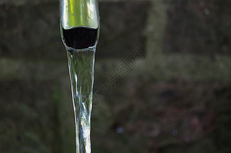 金属水龙头的自来水紧闭援助喷泉口渴配件管道跑步飞溅立管合金液体图片