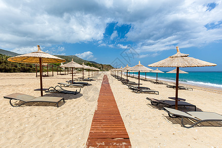 Greek海的海滩雨伞和休息者图片