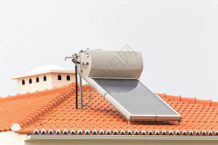 太阳能热水器屋顶上有太阳能电池板的热水锅炉背景