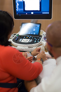 医科学生学习使用超声波扫描机 校对 Portnoy学习控制药品病人疾病机器技术作坊治疗医生图片