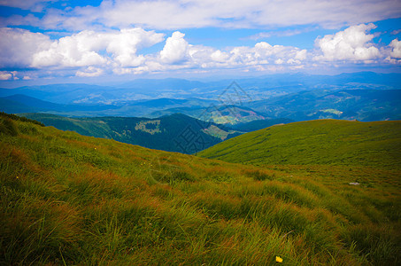 春草田和山丘太阳农业天堂农村晴天环境草地植物天空场地图片