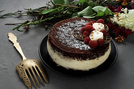 蛋糕上沾满了巧克力装饰的红莓 灰色背景上的一束花朵夫妻作品美食幸福塑像烘烤食物婚礼糕点婚姻图片