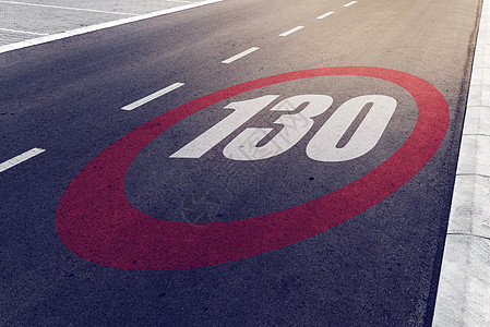 公路上130公里或mph的驾驶速度限速标志图片