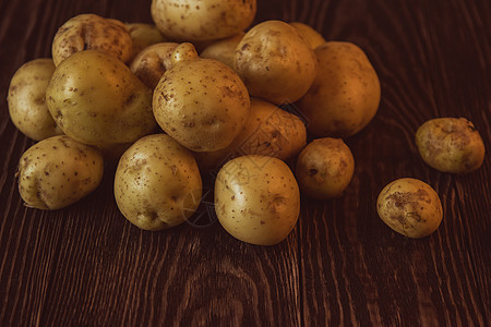 新鲜生长的马铃薯厨房阴影淀粉市场食物土豆乡村麻布饮食蔬菜图片