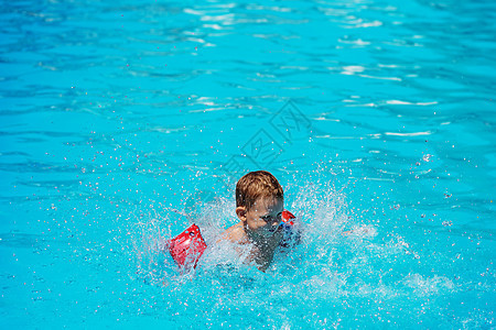 快乐的孩子在蓝水游泳池玩学习蓝色水池乐趣幸福闲暇游泳者喜悦纯净水微笑图片
