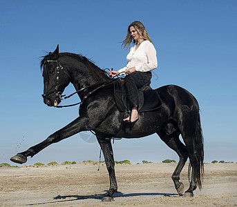 在海滩上骑马的女人盛装女骑士女孩舞步骑术黑色图片