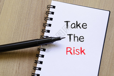 返回上一页在笔记本上采用风险文本概念桌子保险备忘录安全商业勇气危险战略控制挑战背景